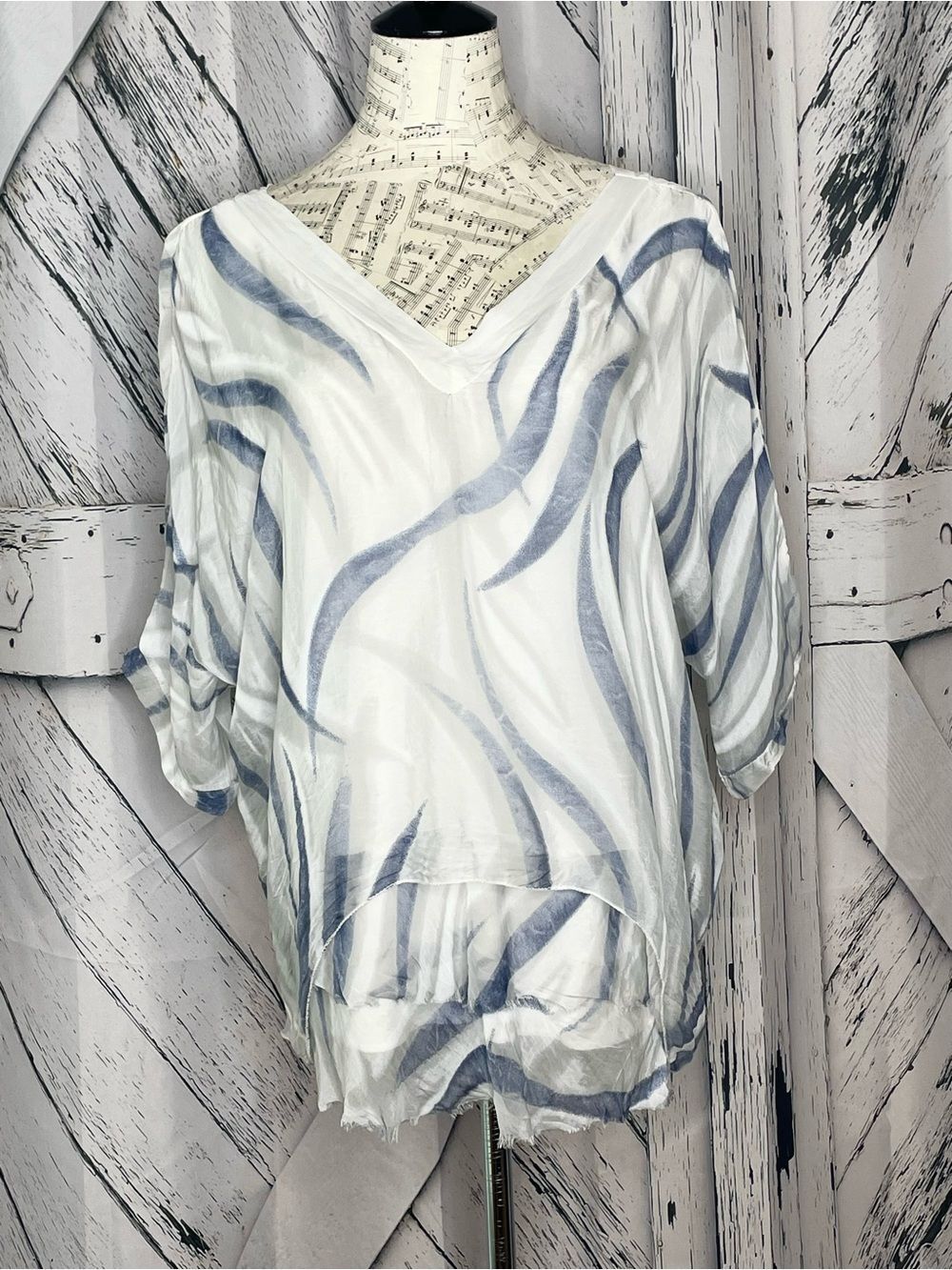NEWโGIGI MODA diana wave print blouse in white & blue O/S